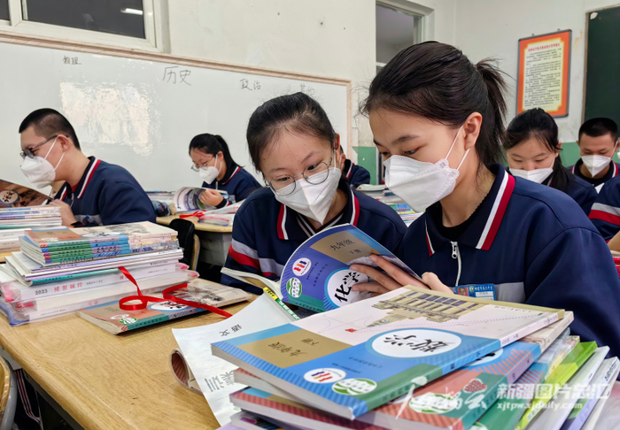 2月6日，哈密市第六中学学生翻看新书。通讯员叶翠摄