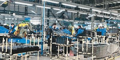 图为工人在浙江侨企泰普森实业集团生产车间中忙碌。受访企业供图