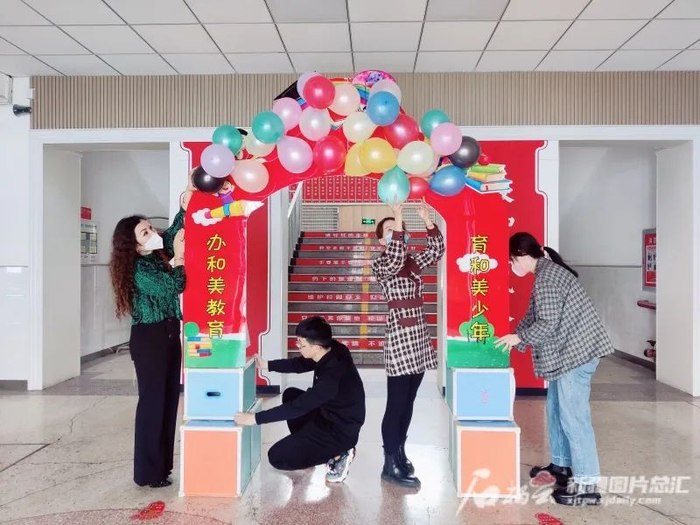 2月6日，乌鲁木齐市第82小学教师在精心布置彩色气球“入学门”。马玉娇摄