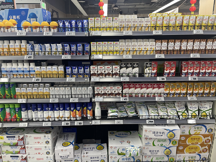 牛奶展柜（中国商报记者 周子荑/摄）