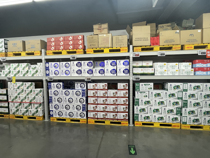 牛奶展柜。（中国商报记者 周子荑/摄）