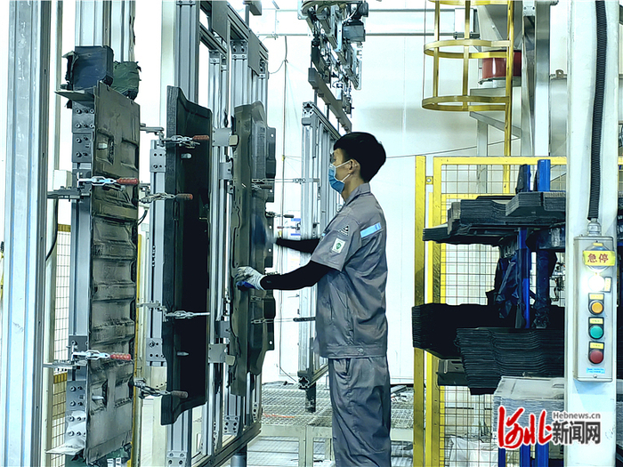 工人在飞泽公司车间进行成型件喷砂。河北日报通讯员施晓宇摄