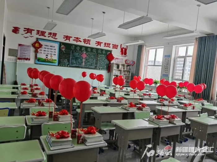 2月6日，博乐市第一中学教师精心布置好的教室。程宏摄