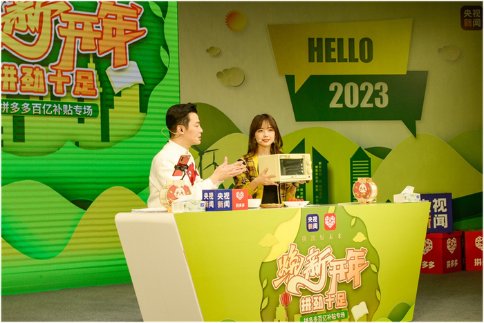 ▲作为国产小家电的忠实粉丝，王冰冰正在介绍好看又好用的多功能电烤箱。王玲｜摄