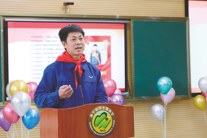     ▲民主路小学邀请党的二十大代表郑志明给同学们讲述成长经历，激励大家好好学习