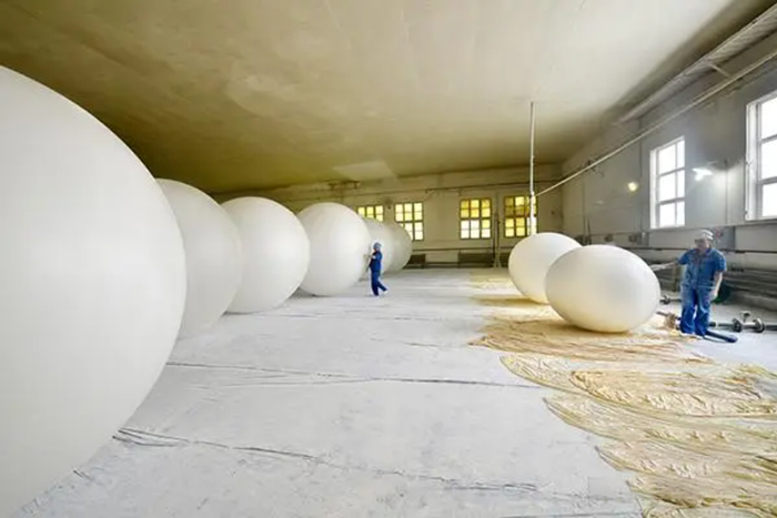 正在制作中的高空气球 图片来源：红网