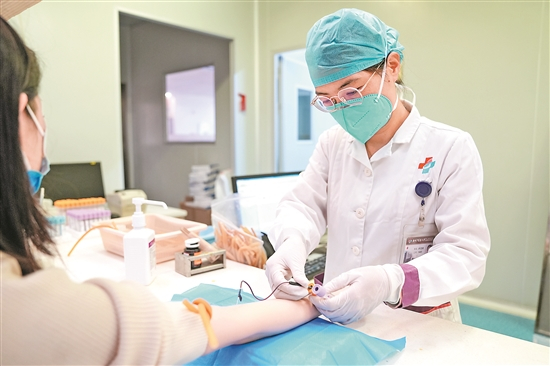 市民在广州中医药大学第三附属医院进行新冠抗体检测 图/羊城晚报记者 梁喻 刘颖颖