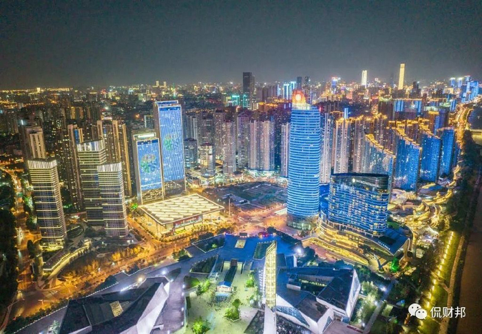 （长沙市湘江两岸楼宇亮起灯光秀。湖南日报全媒体记者 李健 摄）