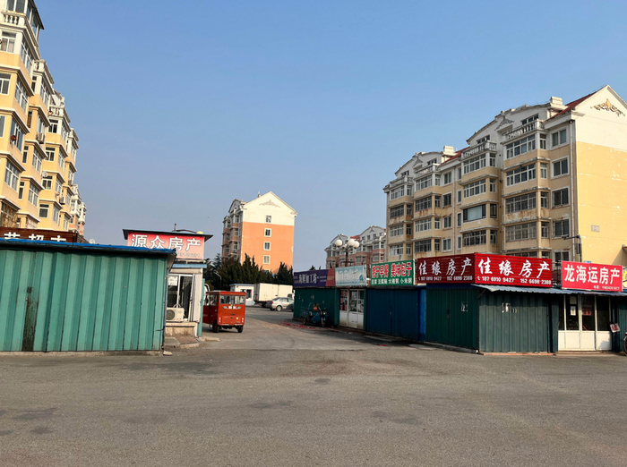 银滩的生意，不是卖海产，就是卖房产，时代周报记者摄