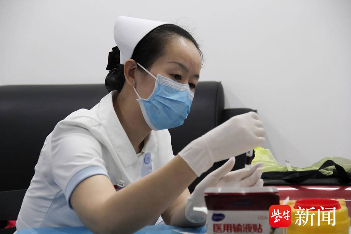 ▲检测人员对样本进行检查