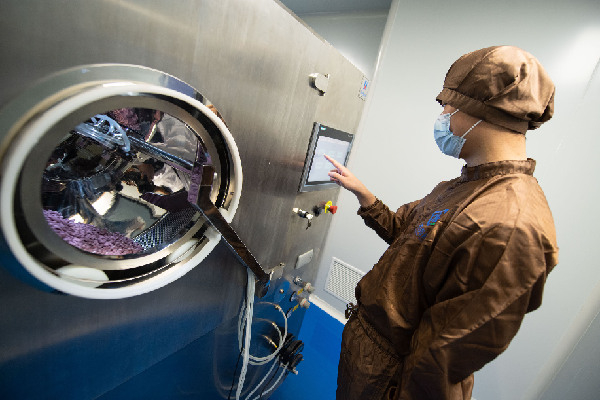 生产操作人员在广药国际（澳门）青洲制药厂进行包衣生产操作。记者　张金加　摄