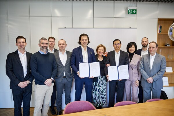 　　签约双方合影留念