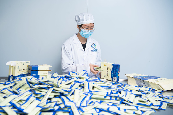 生产操作人员在广药国际（澳门）青洲制药厂进行板蓝根颗粒包装生产。记者　张金加　摄