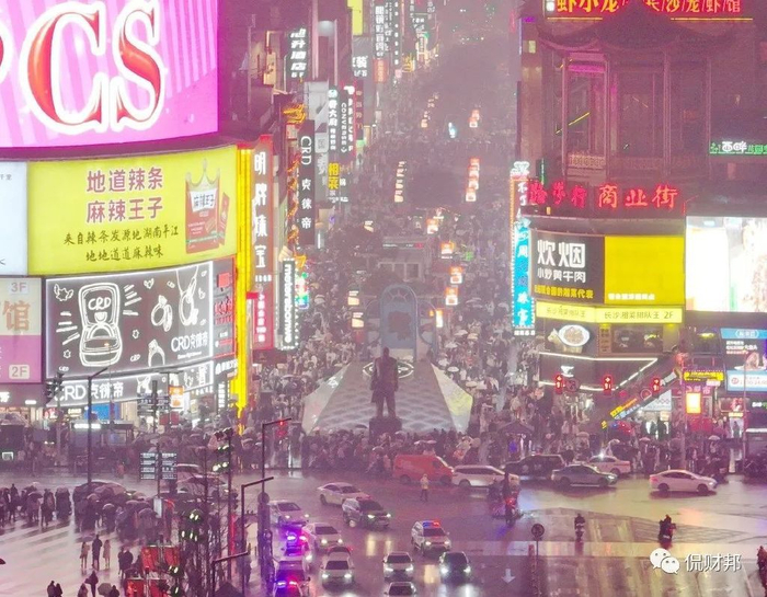 （长沙市黄兴南路商业步行街，市民和游客纷纷走上街头欢庆元宵佳节，热闹非凡。湖南日报全媒体记者 童迪摄）