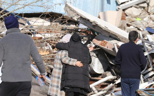 ▲2月7日，灾民在土耳其南部卡赫拉曼马拉什市一处地震废墟前相互安慰。图/新华社