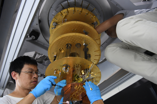 ▲资料图片：在安徽合肥的本源量子实验室，科研团队工作人员在装置量子计算制冷系统（新华社发）