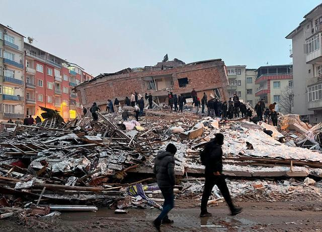 ​2月6日，救援人员在土耳其南部地震重灾区卡赫拉曼马拉什省帕扎尔哲克倒塌的建筑中搜寻幸存者。新华社图 穆斯塔法·卡亚摄 