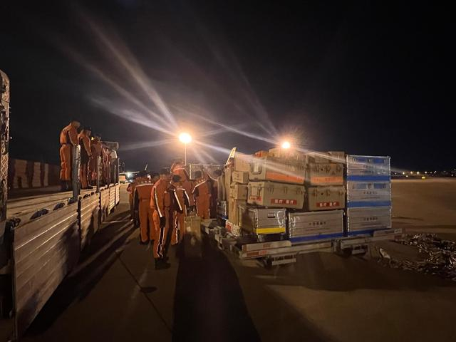 ▲当地时间2月8日凌晨4时30分，中国救援队一行82人抵达土耳其阿达纳机场，正在卸运物资。图/新华社