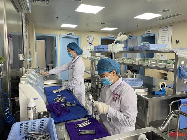 ↑四川口腔医院医务工作者正在为器械消毒 受访者供图