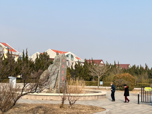 住在银滩的大多是老人，时代周报记者摄