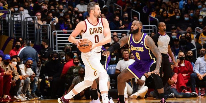 詹姆斯雷霆对决引爆全场球迷热议新赛季首战巅峰较量