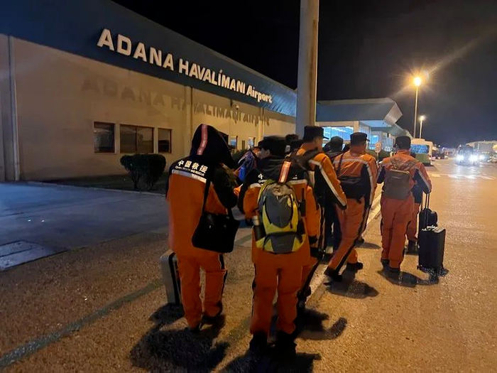 2月8日，中国救援队抵达土耳其阿达纳机场。新华社记者武思宇摄