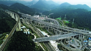 　　俯瞰黔春立交。（资料图片）