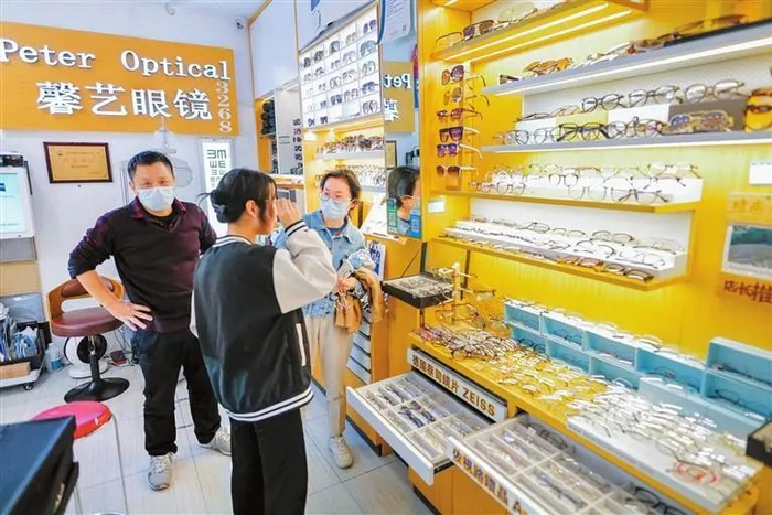 2月5日，毗邻香港的深圳罗湖商业城商铺开门迎客。钟昕