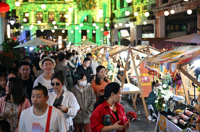 2月4日，游客在海口骑楼老街逛市集。新华社记者 郭程 摄