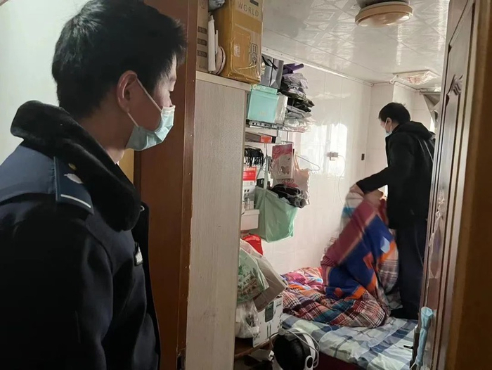 松江城管进行群租整治