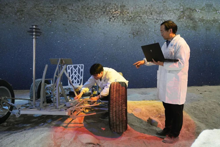 ▲2月7日，位于重庆大学的教育部深空探测联合研究中心实验室，科研人员正在调试探月车。记者 谢智强 摄/视觉重庆