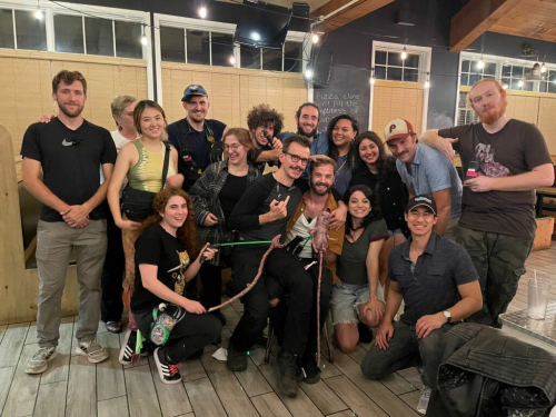 　　李雨可与摄制团队拍摄《The Fetus》的幕后合影