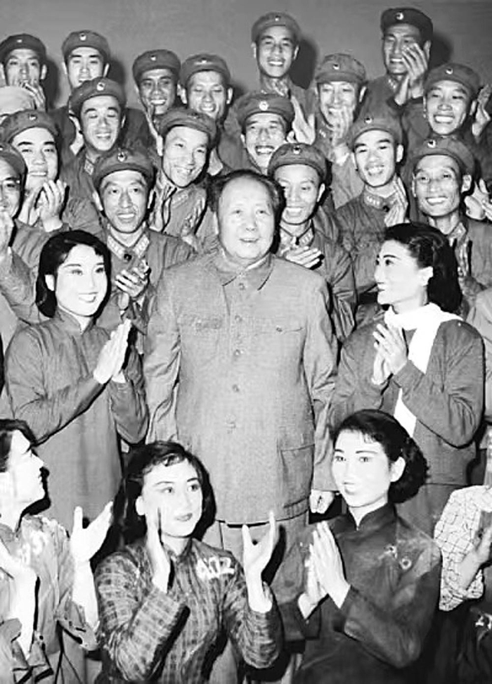     1964年10月13日，毛泽东主席在北京人民大会堂观看歌剧《江姐》后与演职人员合影。（资料图）