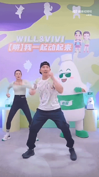 　　直播间里，刘畊宏与怡宝卡通人偶一起健身 | 图源：微博