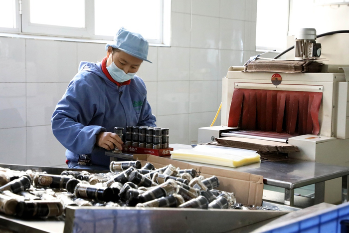 图为河北古松农副产品有限公司生产车间内，工作人员正在打包新生产的调味品。
