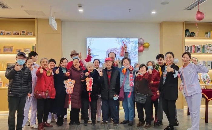 ▲沧白路社区开展元宵节活动工作人员和老人一起制作灯笼