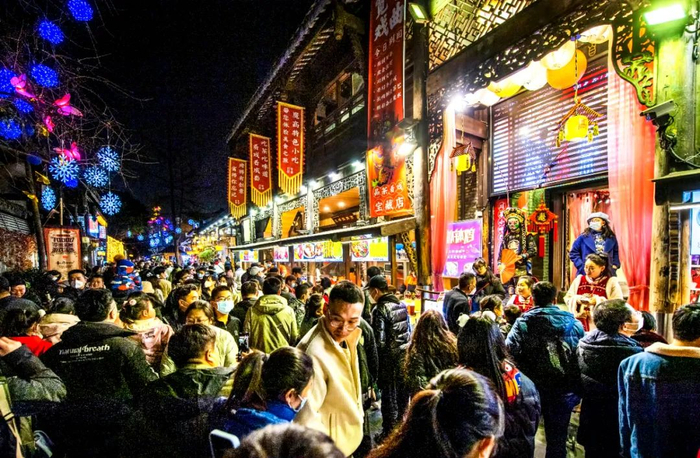 游人在四川成都宽窄巷景区游玩。薛俊摄（中经视觉）