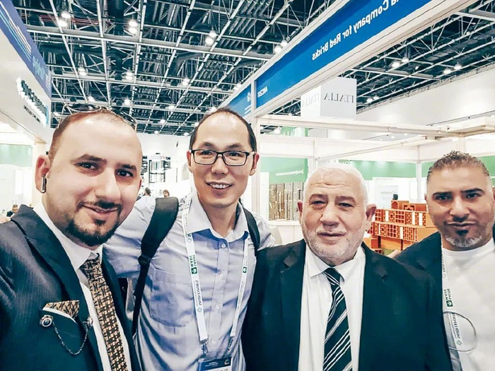 2022年12月，丁言东在迪拜Big 5展会期间与沙特客户合影。