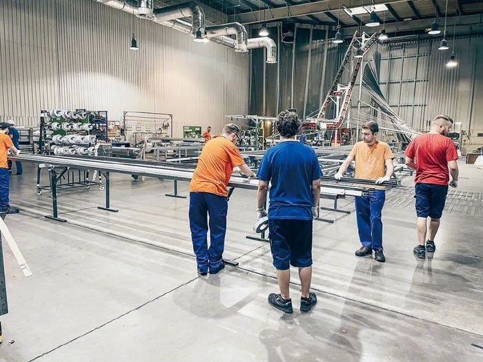 丁言东欧洲合作伙伴的工厂车间。