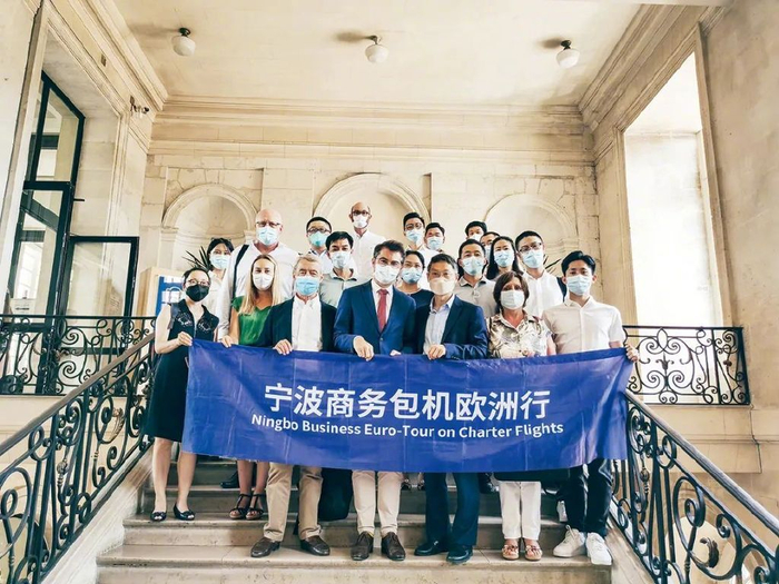 2022年7月，宁波商务包机团在法国鲁昂与当地工商会组织的交流活动。