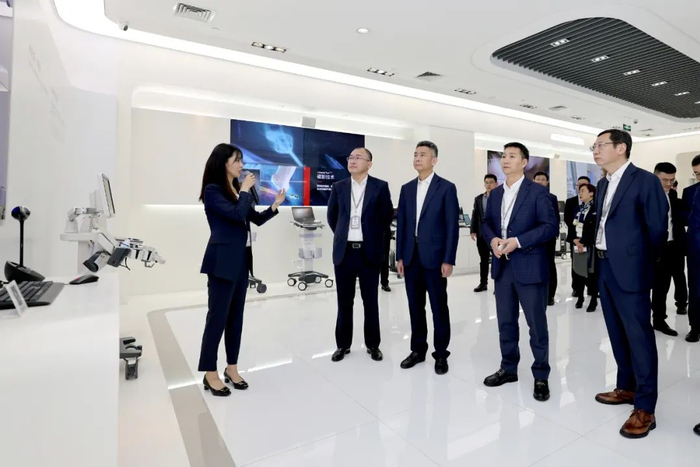 双方参观迈瑞医疗总部展厅