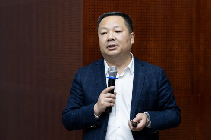 华润医药商业集团助理总经理陈威介绍华润医药商业集团及器械公司发展情况