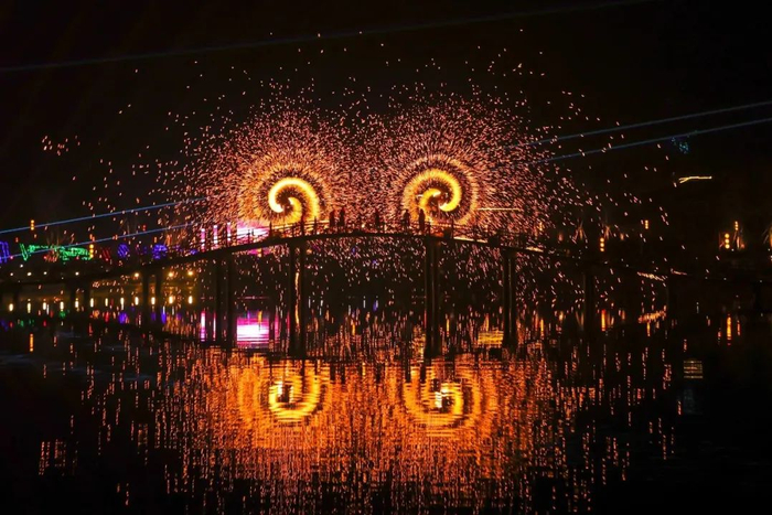 四川省遂宁市大英县宋井桃源景区民间艺人在桥上表演“打铁花”。刘昌松摄（中经视觉）