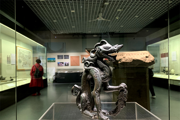 黑龙江省博物馆馆藏文物铜坐龙。 