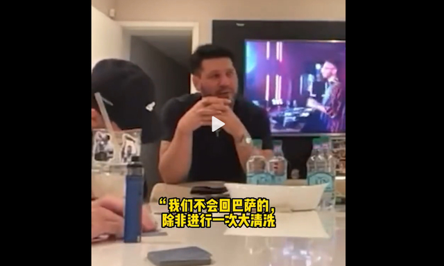 哥哥马蒂亚斯·梅西在直播时讨论梅西回巴萨的话题（视频截图）