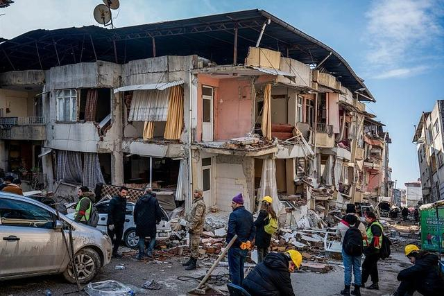 当地时间2023年2月8日，土耳其哈塔伊，地震中被摧毁的建筑物。图/视觉中国