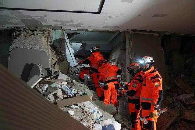 当地时间2023年2月8日傍晚，土耳其伊斯肯德伦，中国公羊救援队在救援现场利用多种探测仪进行搜寻。图/视觉中国