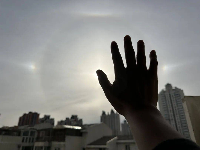 判断22°幻日的方法（图片来自网络）