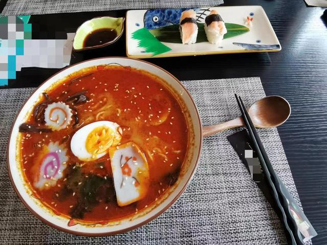 县城网红店的网红食品：地狱拉面。贝壳财经记者 李梦涵 摄