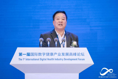 　　俄罗斯医学技术科学院院士、欧洲自然科学院院士裴东广作《毫米波技术及其应用》主旨演讲